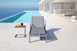 OUTFLEXX Sonnenliegen-Set, Taupe, Edelstahl/FSC-Teak, 195,5x74x35cm, Mit Armlehnen, Inkl. Beistelltisch 45x45cm -Warmer Garten 16547 2 CGI.jpg