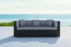 OUTFLEXX Dreisitzer-Sofa, Schwarz, Polyrattan, 210x85x70cm, Inkl. Polster + Wasserfeste Kissenbox -Warmer Garten 2392 1 BOX 2 CGI.jpg