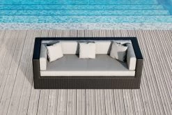 OUTFLEXX Dreisitzer-Sofa, Schwarz, Polyrattan, 210x85x70cm, Inkl. Polster + Wasserfeste Kissenbox -Warmer Garten 2392 1 BOX 3 CGI.jpg