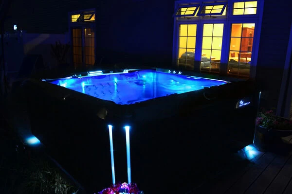 Outtech Steel Art Cetus Whirlpool, Grau/schwarz, 228x214x93 Cm / 1000L, 4 Pers., LED Corner Light, LCD Balboa Anzeige, WIFI READY 4 Outtech Steel Art Cetus Whirlpool, Grau/schwarz, 228x214x93 Cm / 1000L, 4 Pers., LED Corner Light, LCD Balboa Anzeige, WIFI READY – Bild 2