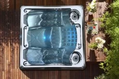 Outtech Steel Art Cetus Whirlpool, Grau/schwarz, 228x214x93 Cm / 1000L, 4 Pers., LED Corner Light, LCD Balboa Anzeige, WIFI READY 19 Outtech Steel Art Cetus Whirlpool, Grau/schwarz, 228x214x93 Cm / 1000L, 4 Pers., LED Corner Light, LCD Balboa Anzeige, WIFI READY -Warmer Garten 3 21290.jpg