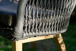 DIAMOND GARDEN Nashville Stuhl, Grau, Alu/Polyrattan/Teak, 59x66x87 Cm, Mit Sitz- Und Rückenkissen -Warmer Garten 6 21230.jpg